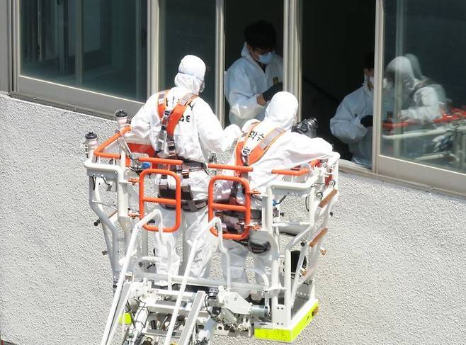 15일 오전 인천 미추홀구 인하대학교에서 과학수사대 관계자들이 20대 여대생이 숨진 사건과 관련 현장 감식을 하고 있다. ⓒ뉴시스