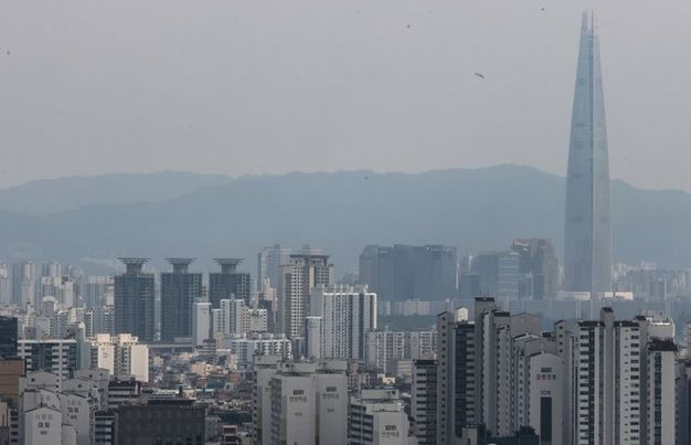 15일 서울 응봉산에서 바라본 서울 시내 아파트 모습.ⓒ연합뉴스