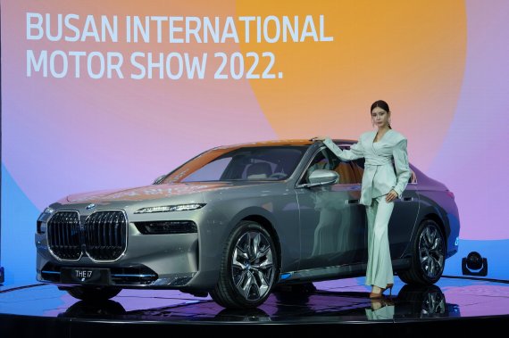 BMW그룹코리아는 14일 부산 벡스코에서 열린 '2022 부산 국제모터쇼' 사전 행사(프레스데이)에서 순수전기 플래그십 세단인 i7을 국내 최초로 공개했다. BMW그룹코리아 제공