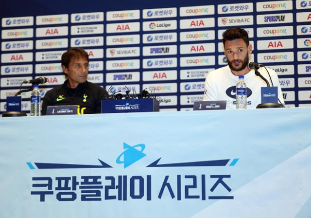 토트넘 홋스퍼의 안토니오 콘테(왼쪽) 감독과 주장 위고 요리스가 스페인 프로축구 라리가의 강호 세비야와의 맞대결을 하루 앞둔 15일 서울 여의도 TwoIFC 더 포럼에서 열린 기자회견에 참석해 질문에 답하고 있다. 연합뉴스