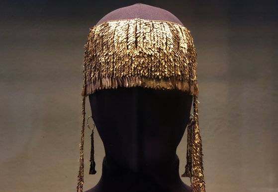 함께 공개한 황금 왕관. [타스=연합뉴스]