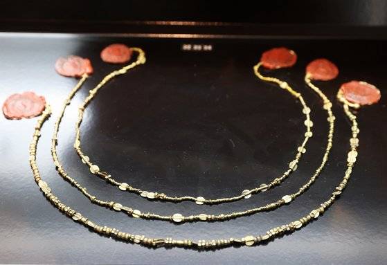 함께 공개한 황금 목걸이. [타스=연합뉴스]