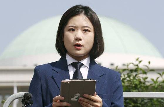 박지현 전 더불어민주당 공동비상대책위원장이 15일 오전 서울 여의도 국회 앞에서 8·28 전당대회 당 대표 출마 선언 기자회견을 하고 있다. 뉴스1