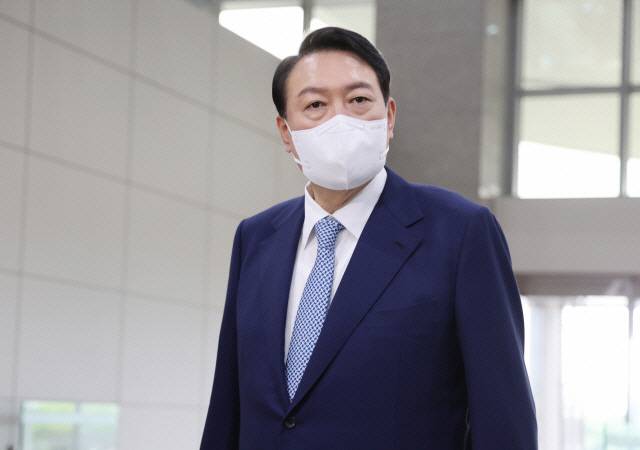 ▲ 윤석열 대통령이 15일 오전 서울 용산 대통령실 청사로 출근, 기자들과 질의응답을 하고 있다. 연합뉴스