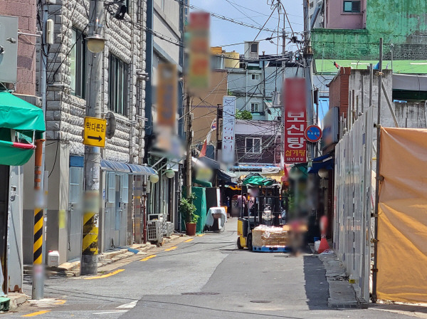 15일 정오께 서울 동대문구 청량리역에 있는 한 보신탕 가게 골목. 이날 이곳은 인근에 위치한 경동시장 초입과 달리 한산한 모습이었다. [사진 = 이상현 기자]