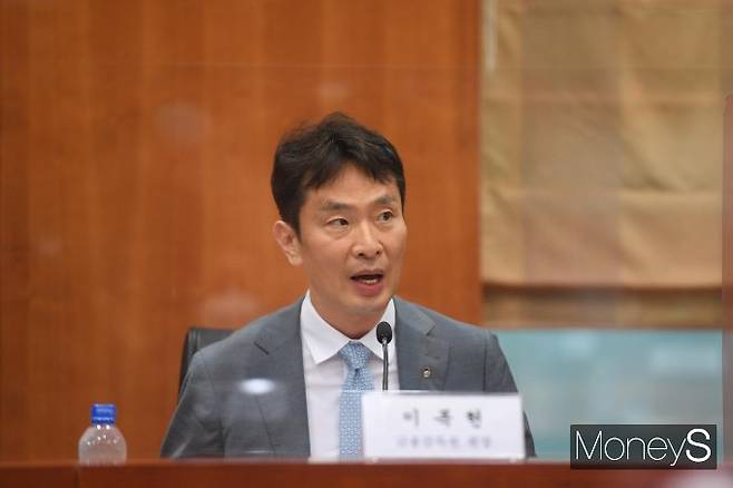 이복현 금융감독원장이 28일 증권사·자산운용사 최고경영자(CEO)들과 만나 자본시장 리스크 관리와 투자자 보호를 위한 정확한 시장정보 제공을 당부했다./사진=임한별 기자