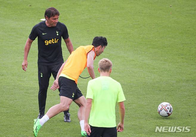 [서울=뉴시스] 권창회 기자 = 잉글랜드 프로축구 프리미어리그(EPL) 토트넘의 안토니오 콘테 감독이 15일 오전 서울 양천구 목동종합운동장 주경기장에서 진행된 오픈 트레이닝에서 손흥민의 훈련을 지켜보고 있다. 토트넘은 16일 오후 8시에 수원월드컵경기장에서 세비야(스페인)와 대결한다. 2022.07.15. kch0523@newsis.com