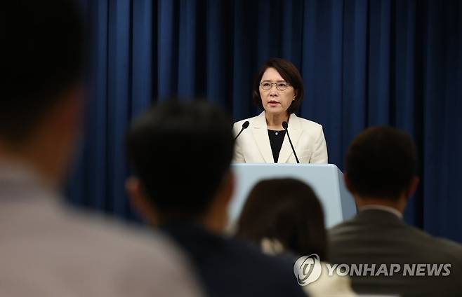 브리핑하는 강인선 대변인 (서울=연합뉴스) 서명곤 기자 = 14일 오후 서울 용산 대통령실 청사 브리핑룸에서 강인선 대변인이 현안과 관련해 브리핑하고 있다.  2022.7.14 seephoto@yna.co.kr