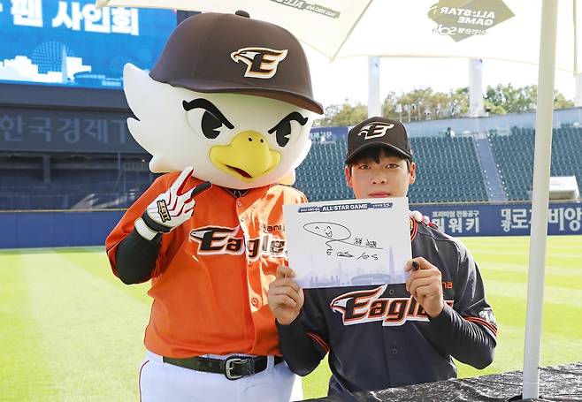 사인 들고 포즈 취하는 한화 유상빈 한화 이글스 외야수 유상빈이 15일 서울 잠실구장에서 열린 2022 퓨처스 올스타전 본경기를 앞두고 사인회에 참여해 자신의 사인을 들고 포즈를 취하고 있다. [한화 이글스 제공. 재배포 및 DB 금지]