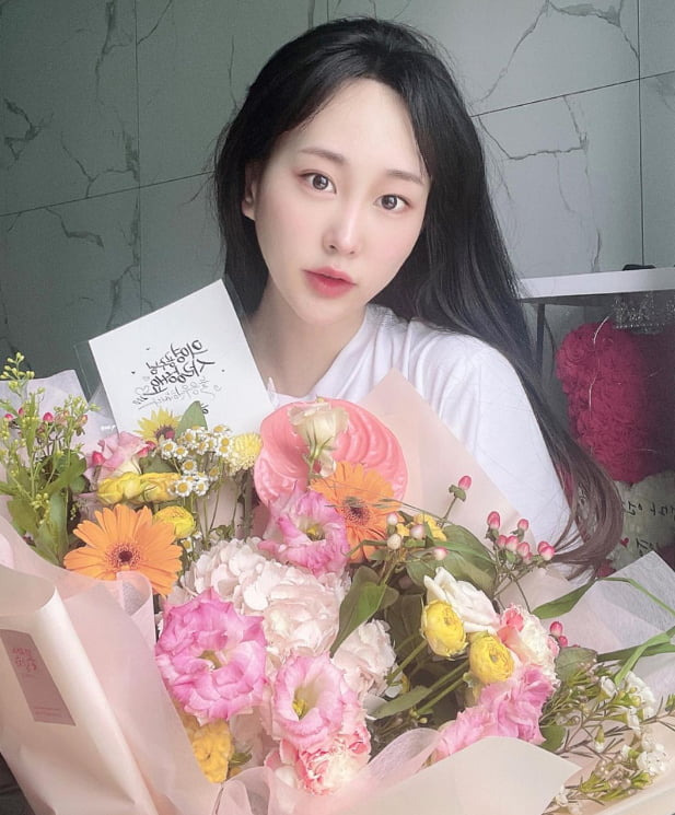 Trot singer Kim Eui-young showed off her neat beauty.On the 16th, Kim posted a picture with his heart emoticons through his instagram.In the open photo, Kim Eui-young received a bouquet of flowers. Kim Eui-young is making a cute face with a face close to her.On the other hand, Kim Eui-young finished fifth in the TV drama Mistrot 2, which ended in March last year, and was loved by fans, called Capsaicin Voice in a unique cool tone.