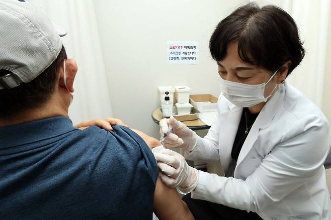 서울의 한 보건소 건강센터에서 어르신이 코로나19 노바벡스 백신 4차 접종을 하고 있다.(사진=연합뉴스)