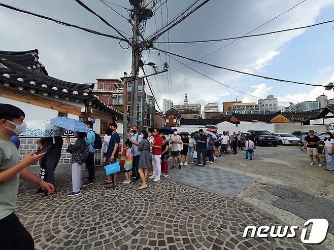 초복인 16일 서울시내 한 삼계탕 전문점 앞에 사람들이 줄을 서있다. 2022.7.16 뉴스1© news1 권진영 기자