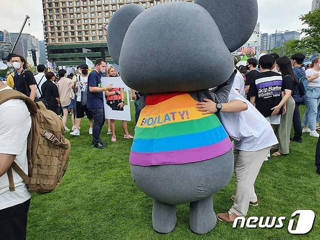 16일 오후 서울 중구 서울시의회 앞에서 열린 '2022 동성애 퀴어 축제'에서 참석자가 사진을 촬영하고 있다. 22.07.16/뉴스1 © News1 권진영 기자