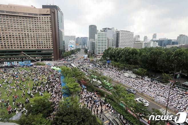 16일 서울광장에서 서울퀴어문화축제가 열린 가운데 건너편 세종대로에서 동성애 퀴어축제 반대 국민대회가 열리고 있다. 2022.7.16/뉴스1 © News1 조태형 기자