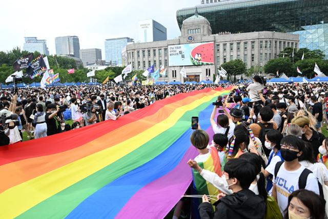 16일 서울 중구 서울광장에서 3년만에 열린 제23회 퀴어문화축제에서 참가자들이 대형 무지개 깃발을 펼치고 있다. 최주연 기자