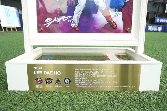 KBO가 16일 열린 2022 KBO리그 올스타전에서 이대호의 은퇴 투어 행사를 진행했다. 사진은 KBO가 이대호에게 증정한 은퇴 기념 액자. 사진=KBO 제공