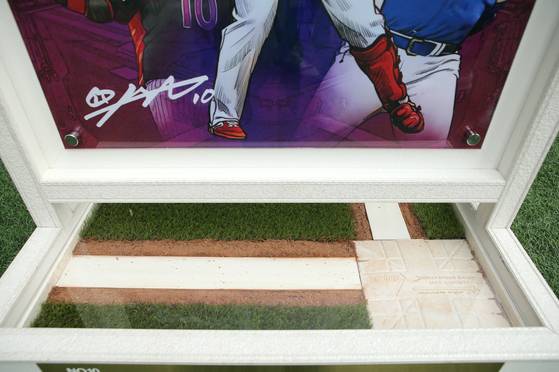 KBO가 16일 열린 2022 KBO리그 올스타전에서 이대호의 은퇴 투어 행사를 진행했다. 사진은 KBO가 이대호에게 증정한 은퇴 기념 액자. 사진=KBO 제공