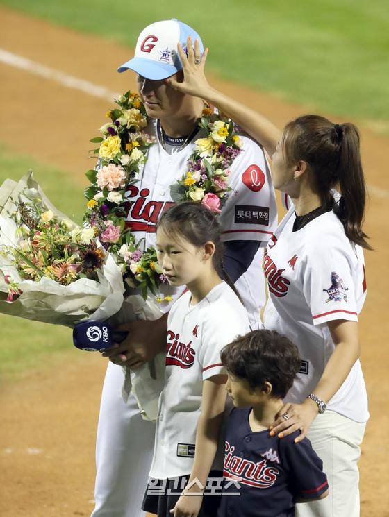 2022 KBO리그 올스타전이 16일 오후 잠실야구장에서 열렸다. 경기중간 클리닝타임때 롯데 이대호의 올스타전 은퇴투어 행사에서 이대호가 소감을 얘기하며 울컥하자 부인이 눈물을 닦아주고있다, 잠실=정시종 기자 capa@edaily.co.kr