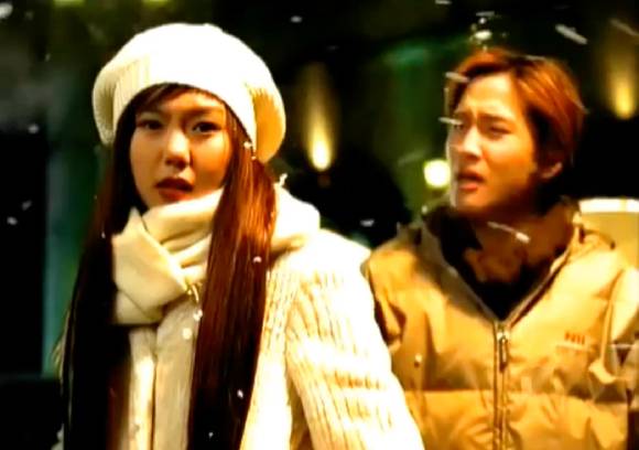 '사랑은 움직이는 거야'라는 명대사를 남긴 한솔PCS TV CF 광고에는 배우 차태현과 김민희, 신민아가 출연했다. [사진=유튜브, 광고 캡쳐]