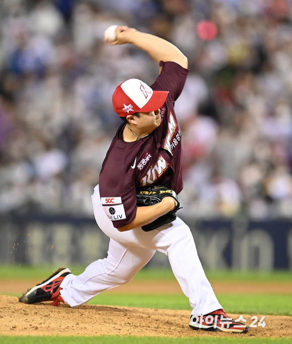 16일 오후 서울 잠실야구장에서 '2022 신한은행 SOL KBO 올스타전' 드림 올스타와 나눔 올스타의 경기가 열렸다. 나눔 올스타 김재웅이 투구하고 있다. [사진=김성진 기자]