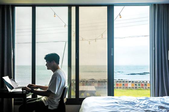 라인플러스 직원의 제주 워케이션 모습. 라인플러스는 올해 원격근무지를 시차 4시간 이내 해외로 확대했다. [사진 각 사]