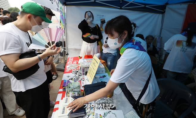 코로나19로 인해 3년만에 열린 서울퀴어문화 축제에 참여한 성소수자 부모님들이 16일 부스 참여 등 활동을 하며 축제를 즐기고 있다. /한수빈 기자