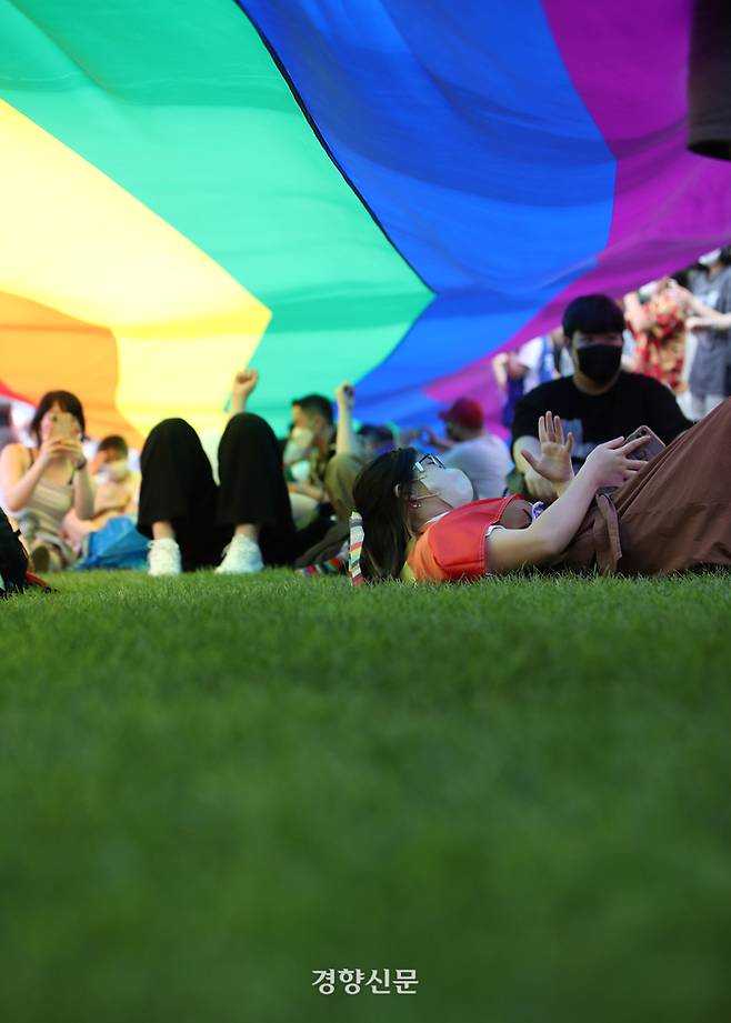 코로나19로 인해 3년만에 열린 서울퀴어문화 축제에 참여한 시민들이 16일 부스 활동과 개막식 등의 축제를 즐기고 있다. /한수빈 기자