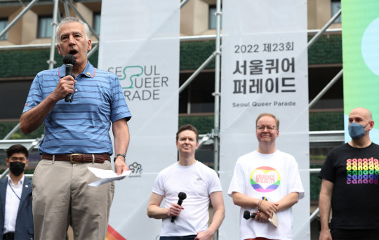 필립 골드버그(왼쪽) 주한 미국대사가 16일 오후 서울광장에서 열린 서울퀴어문화축제에서 발언하고 있다. 연합뉴스