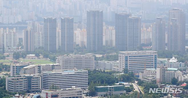 [서울=뉴시스] 김진아 기자 = 서울 아파트값이 7주째 하락했다. 강남구에 이어 용산구도 약 4개월 만에 마이너스를 기록했다. 한국부동산원이 발표한 '7월 둘째주(11일 기준) 주간 아파트 가격 동향'에 따르면 서울 아파트 매매가격 변동률은 지난주 0.03%에서 이번주 0.04%로 하락폭이 늘었다. 사진은 15일 서울 용산구 일대 아파트. 2022.07.15. bluesoda@newsis.com