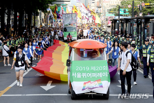 [서울=뉴시스]김병문 기자 = 지난 2019년 6월1일 오후 서울 중구 명동·을지로 일대에서 서울퀴어문화축제 참가자들이 퍼레이드를 하고 있다. 2019.06.01. dadazon@newsis.com