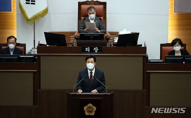 [서울=뉴시스] 고승민 기자 = 오세훈 서울시장이 지난 15일 서울시의회에서 열린 제311회 임시회 제1차 본회의에서 2022년도 제2회 추가경정예산안에 대한 시정연설을 하고 있다. 2022.07.15. kkssmm99@newsis.com