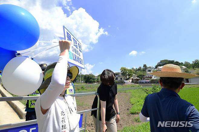 [양산=뉴시스] 차용현 기자 = 16일 오전 문재인 전 대통령 사저가 있는 경남 양산 평산마을에서 문 전 대통령을 지지하는 진보성향 단체가 보수성향 단체에 맞서 집회를 열고 있다. 2022.07.16. con@newsis.com