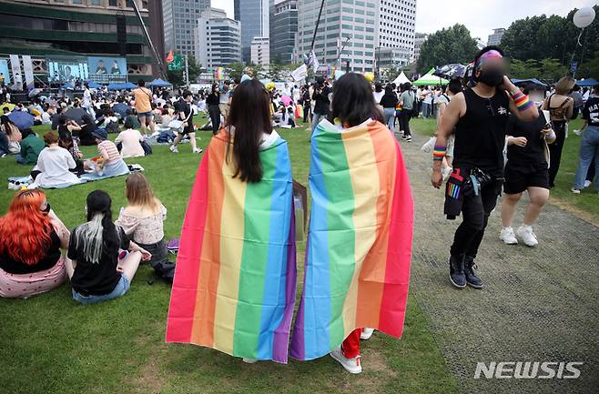 [서울=뉴시스] 고승민 기자 = 16일 서울광장에서 열린 퀴어문화축제에서 참가자들이 축제를 즐기고 있다. 2022.07.16. kkssmm99@newsis.com