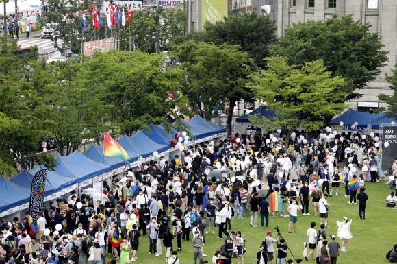 16일 서울광장에서 퀴어문화축제가 열리고 있다. 2022.07.16. 뉴시스