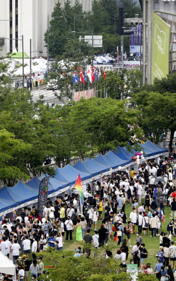 16일 서울광장에서 퀴어문화축제가 열리고 있다. 2022.07.16. 뉴시스