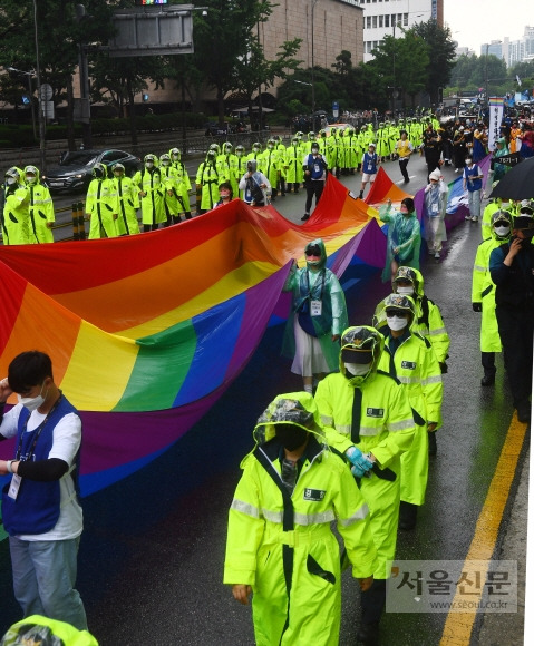 16일 서울광장 인근 도로에서 퀴어문화축제 참가자들이 비가 오는 가운데 성소수자를 의미하는 무지개기를 들고 행진하고 있다. 안주영 전문기자