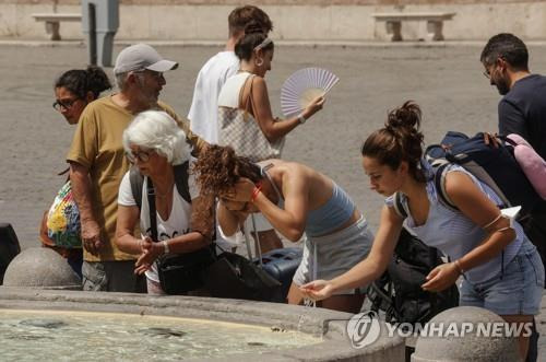 로마의 분수대에서 더위 식히는 사람들 [EPA=연합뉴스 자료사진]