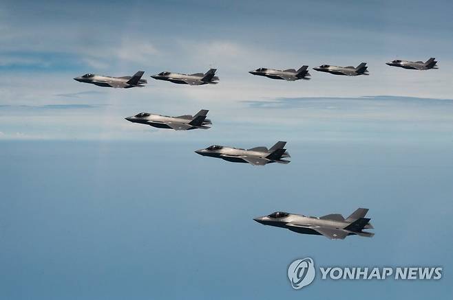 한미 공군, F-35A 연합비행훈련 최초 실시 (서울=연합뉴스) 한미 공군이 지난 11일부터 14일까지 한미 연합 작전 수행능력 향상을 위해 F-35A 연합비행훈련을 최초로 실시했다고 밝혔다. 사진은 미국 편대장이 편대를 이끄는 장면. 2022.7.14 [공군 제공. 재판매 및 DB 금지] photo@yna.co.kr