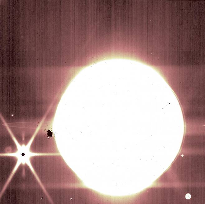 웹망원경의 NIRCam 3.23㎛ 필터 이미지에 포착된 목성의 고리  [NASA, ESA, CSA, and B. Holler and J. Stansberry (STScI) 제공 / 재판매 및 DB 금지] photo@yna.co.kr