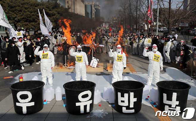 한국낙농육우협회 회원과 전국 낙농인들이 지난 2월16일 오후 서울 여의도 산업은행 앞에서 열린 낙농인 결의대회에서 상징의식으로 우유반납식을 갖고 허수아비를 불태우고 있다. © News1 박세연 기자