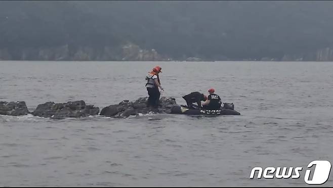 17일 오전 6시2분께 인천시 옹진군 영흥도 갯바위에서 60대 남성 A씨 등 2명이 고립됐다는 신고를 접수해 저수심 해역에 있던 이들을 고무보트를 동원해 무사히 구조했다.(인천해양경찰서 제공)2022.7.17/뉴스1 © News1 박아론 기자