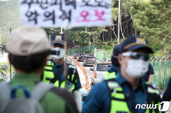 한덕수 국무총리가 탄 차량이 16일 경남 양산 평산마을 문 전 대통령을 예방한 뒤 보수단체 시위자를 뒤로하고 이동하고 있다. 2022.6.16/뉴스1 © News1 김영훈 기자