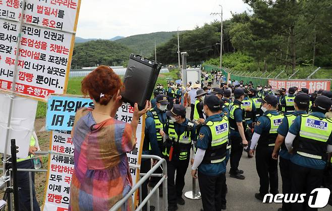 17일 경남 양산 하북면 평산마을 문재인 전 대통령 사저 앞에서 문 전 대통령 규탄 집회(왼쪽)와 평산마을 일상회복 기원집회가 동시에 열리고 있다. 2022.7.17/뉴스1 © News1 김영훈 기자