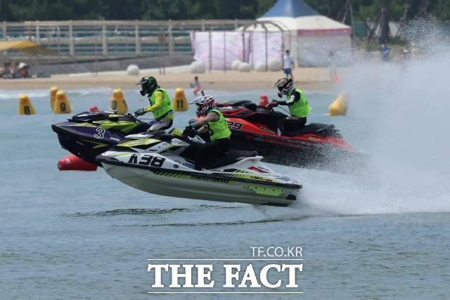 17일 경북 포항 영일대해수욕장에서 열린 '2022 포항 시장기 전국 수상오토바이 챔피언십 대회'에 본지 <더팩트> 대구경북취재본부의 '더팩트'팀이 출전 눈길을 끌었다./포항=오주섭기자