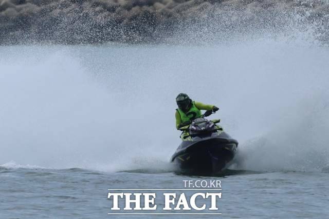 17일 경북 포항 영일대해수욕장에서 열린 '2022 포항 시장기 전국 수상오토바이 챔피언십 대회'에 본지 더팩트 대구경북취재본부의 기자인 '더팩트'팀 이민선수가 출전해 무한질주 본눙을 선보이고 있다./포항=오주섭기자