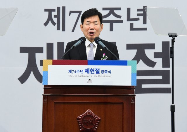 김진표 국회의장이 17일 국회에서 열린 제74주년 제헌절 경축행사에서 경축사를 하고 있다. 사진공동취재단