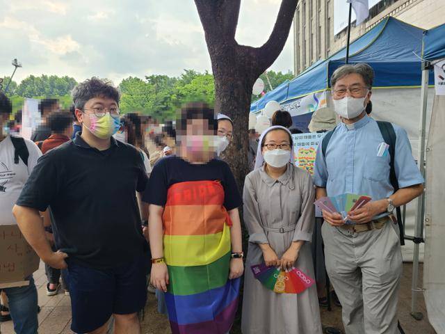 이전수(맨 왼쪽) 가톨릭앨라이 아르쿠스 공동대표를 비롯해 예수회 인권연대연구센터 박상훈 신부(맨 오른쪽), 성가소비녀회 수녀들이 16일 서울광장에서 설치된 기독교계 성소수자 단체들 부스 앞에 섰다. 김민호 기자