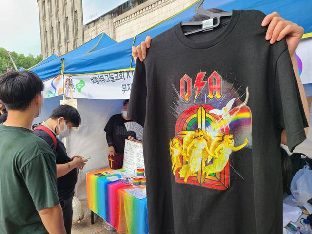 성소수자를 환대하는 개신교 교회 무지개신학교 등이 개설한 부스에서 십자가가 새겨진 기념품을 판매하고 있다. 이날 퀴어문화축제에는 기독교뿐만 아니라 조계종(불교)에서도 사회노동위원회가 부스를 차렸다. 이들은 기념품 수천 개를 준비했지만 배부를 시작한 지 서너 시간 만에 동이 났다. 김민호 기자