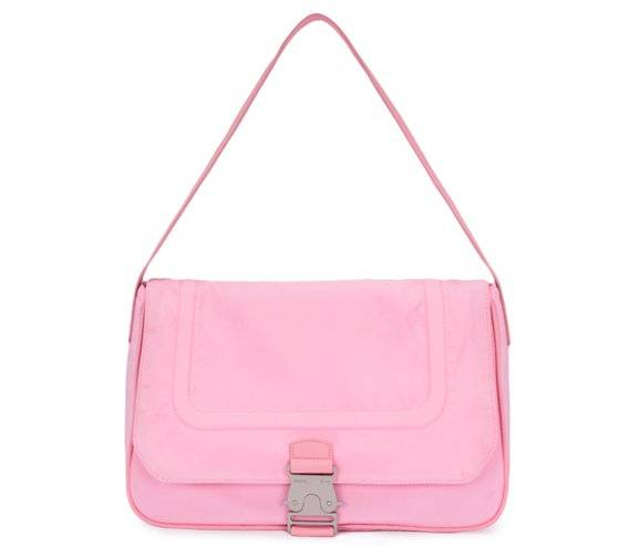 가방은 출시하자마자 품절되는 마뗑킴의 대표 인기 아이템이다. 기존 대비 생산 물량을 늘렸지만, 찾는 이 또한 빠르게 늘어 이 핑크색 버클 백 역시 지금 예약 주문하면 다음달 말에나 받을 수 있다. [사진 마뗑킴]