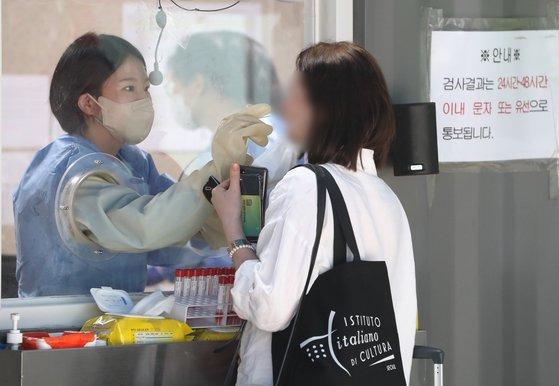 17일 서울 용산구보건소 신종 코로나바이러스 감염증(코로나19) 선별진료소에서 의료진이 검체검사를 하고 있다. 뉴스1